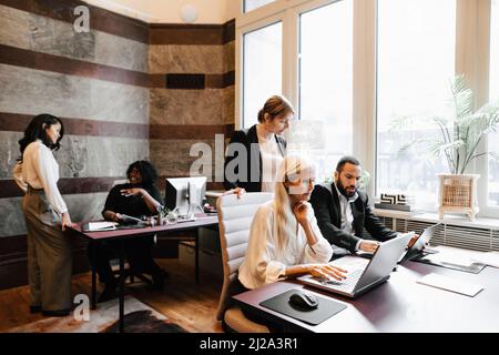 Collègues multiraciaux travaillant dans les bureaux du cabinet juridique Banque D'Images