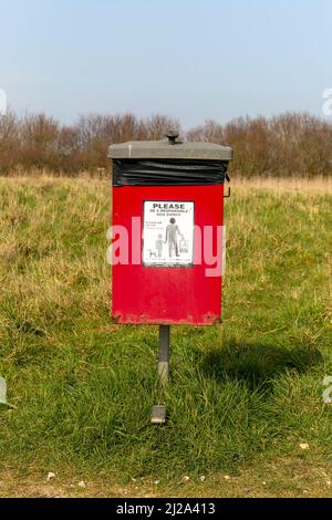 Poubelle pour chiens rouges, parc national de Cudmore Grove, East Mersea, Mersea Island, Essex, Angleterre, ROYAUME-UNI Banque D'Images