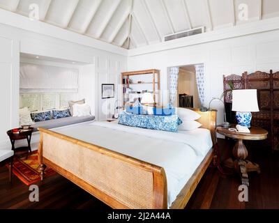 Lit king size dans une chambre d'hôtel de luxe. Belle image d'un lit king size dans une chambre d'hôtel de luxe. Banque D'Images