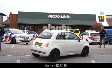 Zwolle, pays-Bas. 2022-03-30 19:57:09 les hommes qui ont été abattus le 30 mars 2022, dans un McDonald's à Zwolle-Noord, aux pays-Bas, sont âgés de 57 et 62 ans et viennent de Zwolle. Aucune arrestation n'a encore été effectuée dans le cadre de la fusillade mortelle. Les coups de feu ont été tirés au début de la soirée dans une branche de la chaîne de restauration rapide de Floresstraat. Selon la police, de nombreux clients étaient dans le restaurant à l'époque, y compris des enfants. ANP PERSBUREAU METER pays-bas OUT - belgique OUT Credit: ANP/Alay Live News Banque D'Images