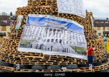 Belfast, Irlande du Nord. 11 juillet 2014 - Des feux de joie sont préparés pour la gravure pour 11 juillet célébrations, beaucoup étant orné d'affiches électorales de détesté les hommes politiques, ou de grandes bannières aux messages politiques. Banque D'Images