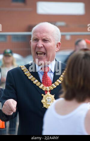 Belfast, Irlande du Nord. 5th mai 2008. Lord Mayor of Belfast, le conseiller Jim Rodgers applaudit les coureurs de marathon et leur offre des encouragements lorsqu'ils franchissent la ligne d'arrivée. Banque D'Images