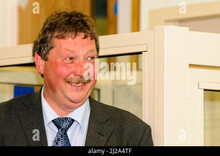 Newtownabbabababababababababab 6th mai 2010. Sammy Wilson (Parti unioniste démocratique) au compte des élections générales au Royaume-Uni. Banque D'Images