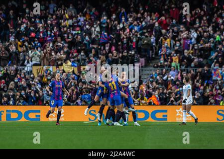 Barcelone, Catalogne. 30th mars 2022. Les joueurs du FC Barcelone célèbrent un but lors du match de l'UEFA Women's Champions League entre le FC Barcelona Femeni et le Real Madrid Femenino au Camp Nou.final score; le FC Barcelona Femeni 5:2 Real Madrid Femenino (Credit image: © Thiago Prudencio/DAX via ZUMA Press Wire) Banque D'Images