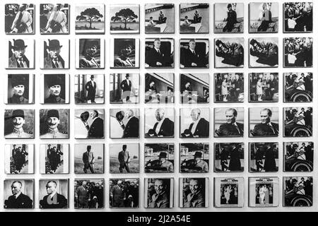 03,15,2022,Grèce,Un collage de petites photographies exposées dans la maison où Mustafa Kemal Ataturk est né à Thessalonique Banque D'Images