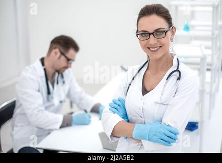 Femme scientifique sur l'arrière-plan du laboratoire Banque D'Images