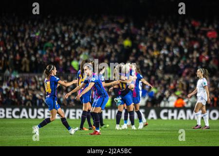 Barcelone, Catalogne. 30th mars 2022. Les joueurs du FC Barcelone célèbrent la victoire après le match de l'UEFA Women's Champions League entre le FC Barcelona Femeni et le Real Madrid Femenino au Camp Nou.final score; le FC Barcelona Femeni 5:2 Real Madrid Femenino (Credit image: © Thiago Prudencio/DAX via ZUMA Press Wire) Banque D'Images