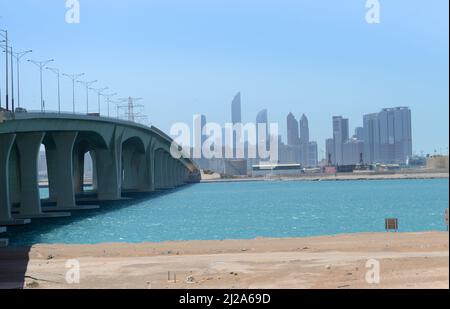 Pont Sheikh Khalifa et vue sur le centre-ville d'Abu Dhabi, eau. Banque D'Images