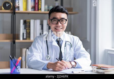 Image d'un jeune médecin asiatique travaillant à la clinique Banque D'Images