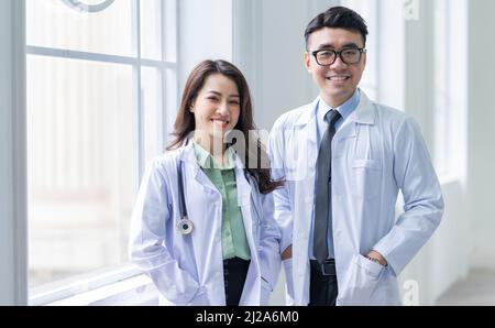 Image d'un médecin asiatique, homme et femme Banque D'Images