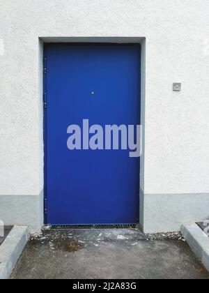 Porte arrière de bâtiment industriel, porte de sortie de secours bleu métallique Banque D'Images