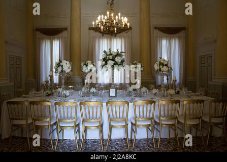 Élégante table de mariage dans une villa italienne Banque D'Images