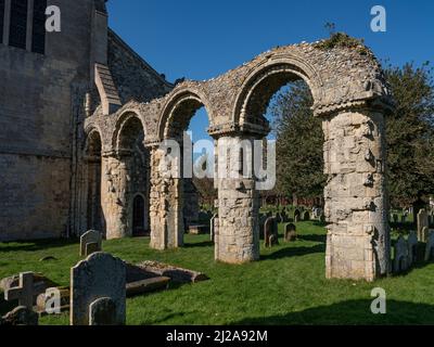 Les vestiges de la chorale normande arcade de l'église St Bartholomews Ordford Banque D'Images