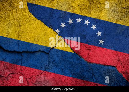 Photo plein cadre des drapeaux abîmés de la Colombie et du Venezuela peints sur un mur fissuré. 2021 Apure clashes & Venezuela and Colombian Conflict concept Banque D'Images