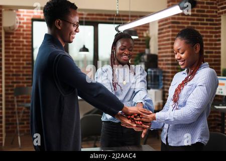 Les employés des agences financières sont heureux et motivés pour célébrer la promotion de projets. Une équipe d'entreprise joyeuse se réjouit de la réussite de la campagne marketing et des progrès réalisés. Banque D'Images