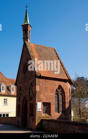 Chapelle Nikolaus, construite en 1400, sur le pont gothique, avec le point de repère le plus important de Calw, figures d'un ouvrier de tissu et d'un raftsman Banque D'Images