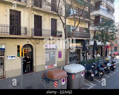 Beaucoup de poubelles sur le sideroad à Barcelone Banque D'Images