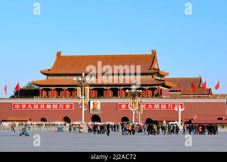 PÉKIN - 01 NOVEMBRE : place Tiananmen avec visiteurs et entrée à la Cité interdite pendant la matinée ensoleillée à Pékin, le 01 novembre. 2017 en Chine Banque D'Images