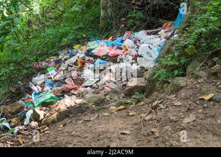 pile de déchets plastiques dans un jardin de jardin, pollution de l'environnement avec des plastiques et des déchets, réchauffement de la planète et concept de problème écologique Banque D'Images