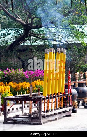 HONG KONG - 01 NOVEMBRE : grandes bâtons d'Encens au Monastère po Lin, île Lantau, 01 novembre. 2013 à Hong Kong, Chine Banque D'Images