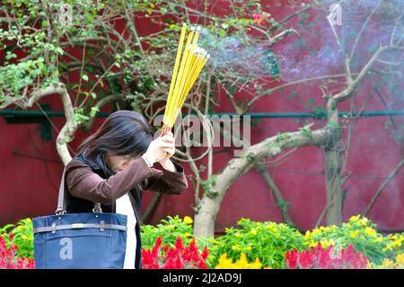 HONG KONG - NOVEMBRE 01 : les gens prient avec des bâtonnets d'encens au Monastère po Lin, île Lantau, novembre 01. 2013 à Hong Kong, Chine Banque D'Images