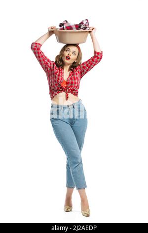 Portrait d'une jeune femme de ménage fatiguée portant un casque d'intérieur en 70s, 80s style de mode isolé sur fond blanc de studio. Émotions, droits des femmes, beauté Banque D'Images