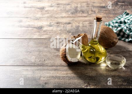 Coconut oil on wooden table Banque D'Images