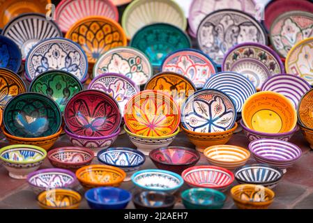 Des assiettes souvenirs marocaines traditionnelles dans un marché de rue, bazar dans le quartier de Medina au Maroc Banque D'Images