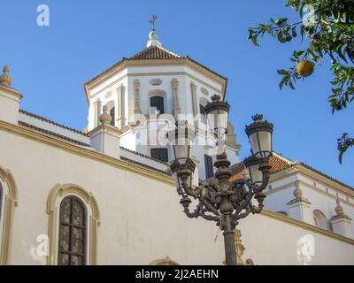 Église de la Sainte Croix de Cadix Espagne avec lampe de rue au premier plan et dans le ciel bleu à l'arrière-plan Banque D'Images