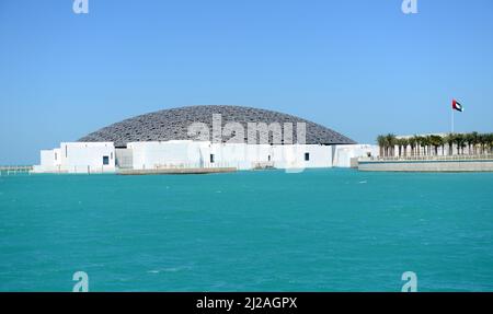 Le magnifique musée du Louvre Abu Dhabi sur l'île de Saadiyat à Abu Dhabi, Émirats arabes Unis. Banque D'Images