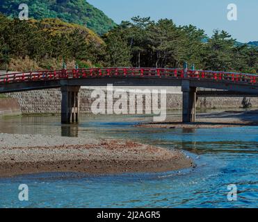 Ce pont voûté traditionnel traverse la rivière Shimoyama, qui traverse le milieu de la Villa impériale Hayama (est. 1895) au Japon. Banque D'Images