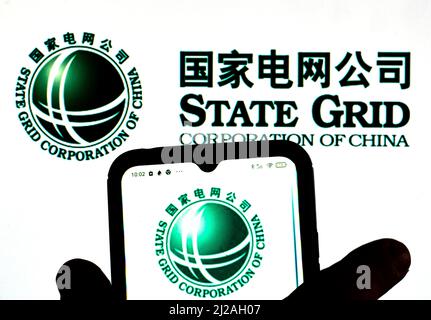 Dans cette illustration, le logo de la State Grid Corporation of China est affiché sur un écran de smartphone avec un logo de la State Grid Corporation of China en arrière-plan Banque D'Images