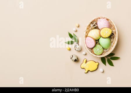 préparation des fêtes Multi couleurs oeufs de Pâques avec biscuits sur fond coloré .Œufs de Pâques de couleur pastel. concept de vacances avec espace de copie. Banque D'Images