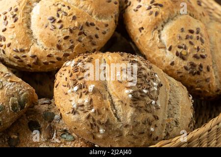 Panier en osier avec sélection de pains et pâtisseries. Assortiment de produits cuits au four Banque D'Images