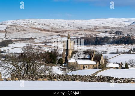 Météo - 31st mars 2022 - Hawes, North Yorkshire, Royaume-Uni. L'église de Saint-Margaret d'Antioch à Hawes se distingue par la campagne hivernante à Hawes, à Wenseydale comme une couverture de neige est tombée dans la région pendant la nuit. Crédit : Wayne HUTCHINSON/Alamy Live News Banque D'Images
