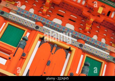 Vue horizontale inclinée d'un détail coloré de la pagode Sanjunoto dans le temple bouddhiste de Kiyomizu-Dera, Higashiyama du sud, Kyoto, Japon Banque D'Images