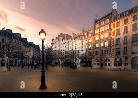 Paris, France - 22 janvier 2021 : magnifique place Dauphine près du pont neuf à Paris Banque D'Images