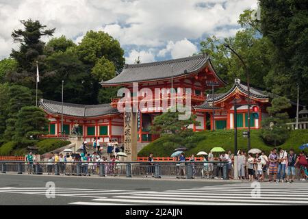 Vue extérieure horizontale du sanctuaire Yasaka Shinto à Gion, district de Higashiyama du sud, Kyoto, Japon Banque D'Images