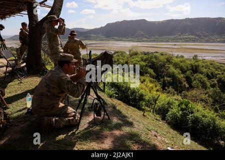 Manille, Philippines. 31st mars 2022. Les soldats américains coordonnent les lieux de tir pour lancer des frappes aériennes et de l'artillerie sur des cibles fictives lors des exercices militaires de Balikatan à Crow Valley, dans la province de Tarlac, au nord de Manille, aux Philippines. 31 mars 2022. Les Philippines et les États-Unis ont commencé l'un de leurs plus importants exercices de combat conjoints depuis des années dans le cadre du Balikatan ou de 'Shoulder to Shoulder', qui se concentrera sur la sécurité maritime, les opérations amphibies, l'entraînement en direct au feu, les opérations urbaines, les opérations aériennes, le contre-terrorisme, l'aide humanitaire et les catastrophes r Banque D'Images