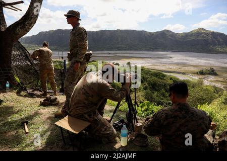 Manille, Philippines. 31st mars 2022. Les soldats américains coordonnent les lieux de tir pour lancer des frappes aériennes et de l'artillerie sur des cibles fictives lors des exercices militaires de Balikatan à Crow Valley, dans la province de Tarlac, au nord de Manille, aux Philippines. 31 mars 2022. Les Philippines et les États-Unis ont commencé l'un de leurs plus importants exercices de combat conjoints depuis des années dans le cadre du Balikatan ou de 'Shoulder to Shoulder', qui se concentrera sur la sécurité maritime, les opérations amphibies, l'entraînement en direct au feu, les opérations urbaines, les opérations aériennes, le contre-terrorisme, l'aide humanitaire et les catastrophes r Banque D'Images