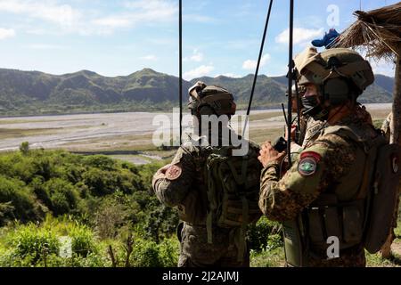 Manille, Philippines. 31st mars 2022. Les soldats américains coordonnent les lieux de tir pour lancer des frappes aériennes et de l'artillerie sur des cibles fictives lors des exercices militaires de Balikatan à Crow Valley, dans la province de Tarlac, au nord de Manille, aux Philippines. 31 mars 2022. Les Philippines et les États-Unis ont commencé l'un de leurs plus importants exercices de combat conjoints depuis des années dans le cadre du Balikatan ou de 'Shoulder to Shoulder', qui se concentrera sur la sécurité maritime, les opérations amphibies, l'entraînement en direct au feu, les opérations urbaines, les opérations aériennes, le contre-terrorisme, l'aide humanitaire et les catastrophes r Banque D'Images