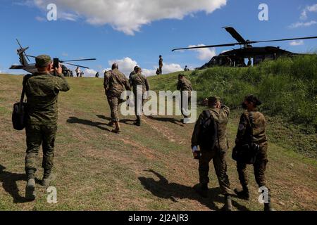 Manille, Philippines. 31st mars 2022. Des soldats philippins et américains arrivent pour les exercices militaires 'Balikatan' à Crow Valley, dans la province de Tarlac, au nord de Manille, aux Philippines. 31 mars 2022. Les Philippines et les États-Unis ont commencé l'un de leurs plus importants exercices de combat conjoints depuis des années dans le cadre du Balikatan ou de 'Shoulder to Shoulder', qui se concentrera sur la sécurité maritime, les opérations amphibies, l'entraînement en direct au feu, les opérations urbaines, les opérations aériennes, lutte contre le terrorisme, assistance humanitaire et secours en cas de catastrophe. Crédit : ZUMA Press, Inc./Alay Live News Banque D'Images