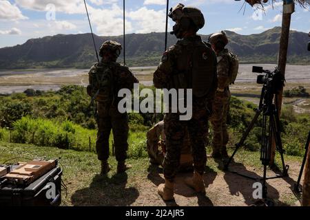 Manille, Philippines. 31st mars 2022. Les soldats américains coordonnent les lieux de tir pour lancer des frappes aériennes et de l'artillerie sur des cibles fictives lors des exercices militaires de Balikatan à Crow Valley, dans la province de Tarlac, au nord de Manille, aux Philippines. 31 mars 2022. Crédit : ZUMA Press, Inc./Alay Live News Banque D'Images