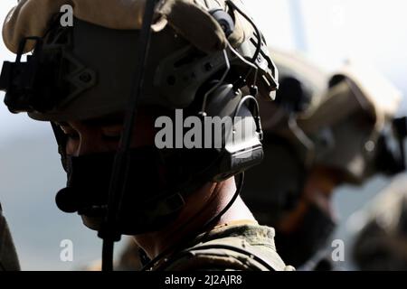 Manille, Philippines. 31st mars 2022. Les soldats américains coordonnent les lieux de tir pour lancer des frappes aériennes et de l'artillerie sur des cibles fictives lors des exercices militaires de Balikatan à Crow Valley, dans la province de Tarlac, au nord de Manille, aux Philippines. 31 mars 2022. Crédit : ZUMA Press, Inc./Alay Live News Banque D'Images