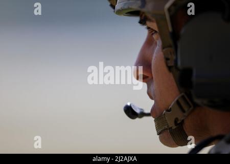 Manille, Philippines. 31st mars 2022. Un soldat américain regarde pendant qu'il coordonne les lieux de tir pour lancer des frappes aériennes et de l'artillerie sur des cibles fictives lors des exercices militaires de Balikatan à Crow Valley, dans la province de Tarlac, au nord de Manille, aux Philippines. 31 mars 2022. Crédit : ZUMA Press, Inc./Alay Live News Banque D'Images