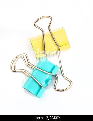 pince de serrage pour papier couleur pastel isolée sur fond blanc Banque D'Images