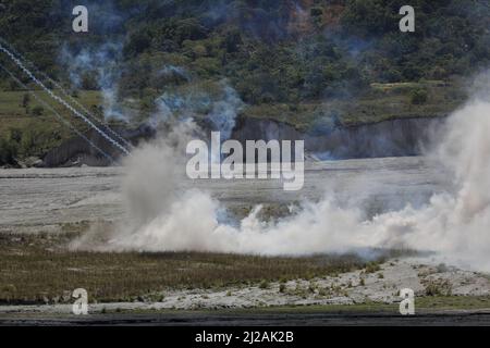 Manille, Philippines. 31st mars 2022. La fumée s'affiche alors que des soldats américains et philippins bombardent leur cible lors des exercices militaires 'Balikatan' à Crow Valley, dans la province de Tarlac, au nord de Manille, aux Philippines. 31 mars 2022. Les Philippines et les États-Unis ont commencé l'un de leurs plus importants exercices de combat conjoints depuis des années dans le cadre du Balikatan ou de 'Shoulder to Shoulder', qui se concentrera sur la sécurité maritime, les opérations amphibies, l'entraînement en direct au feu, les opérations urbaines, les opérations aériennes, lutte contre le terrorisme, assistance humanitaire et secours en cas de catastrophe. Crédit : ZUMA Press, Inc Banque D'Images