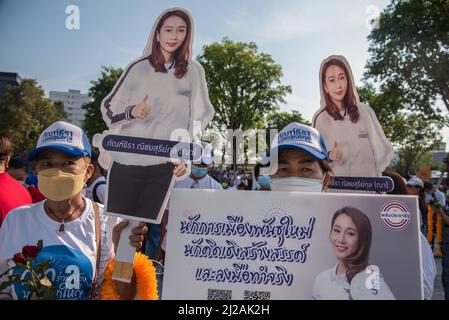 Bangkok, Thaïlande. 31st mars 2022. Les partisans d'un candidat au poste de gouverneur de Bangkok ont vu tenir des affiches de campagne électorale pendant l'inscription du gouverneur de Bangkok à l'Administration métropolitaine de Bangkok 2 à Bangkok. La onzième élection du poste de gouverneur de Bangkok aura lieu le 22 mai 2022, soit les premières élections au poste de gouverneur de Bangkok en neuf ans depuis 2013, après que l'armée ait pris le pouvoir lors d'un coup d'État de 2014. Crédit : SOPA Images Limited/Alamy Live News Banque D'Images