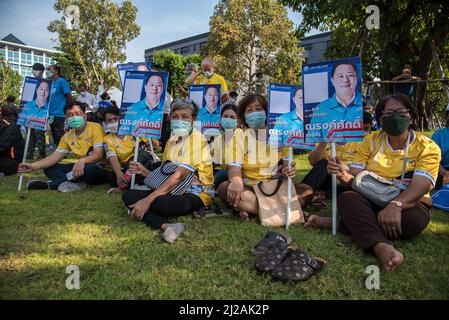 Bangkok, Thaïlande. 31st mars 2022. Les partisans d'un candidat au poste de gouverneur de Bangkok ont vu tenir des affiches de campagne électorale pendant l'inscription du gouverneur de Bangkok à l'Administration métropolitaine de Bangkok 2 à Bangkok. La onzième élection du poste de gouverneur de Bangkok aura lieu le 22 mai 2022, soit les premières élections au poste de gouverneur de Bangkok en neuf ans depuis 2013, après que l'armée ait pris le pouvoir lors d'un coup d'État de 2014. Crédit : SOPA Images Limited/Alamy Live News Banque D'Images