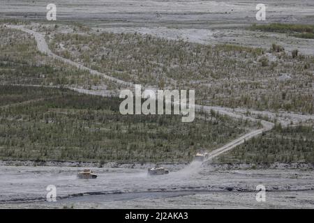 Manille, Philippines. 31st mars 2022. Des véhicules militaires se manœuvrent à l'intérieur des terres tandis que des soldats américains et philippins font leur assaut sur des cibles fictives lors des exercices militaires de Balikatan à Crow Valley, dans la province de Tarlac, au nord de Manille, aux Philippines. 31 mars 2022. Crédit : ZUMA Press, Inc./Alay Live News Banque D'Images